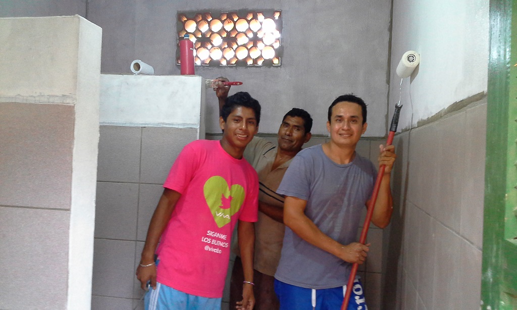 Decorating toilets in Bolivia