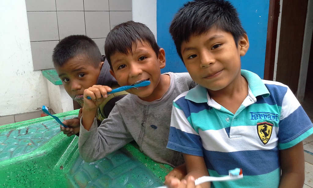 Brushing teeth in Bolvia