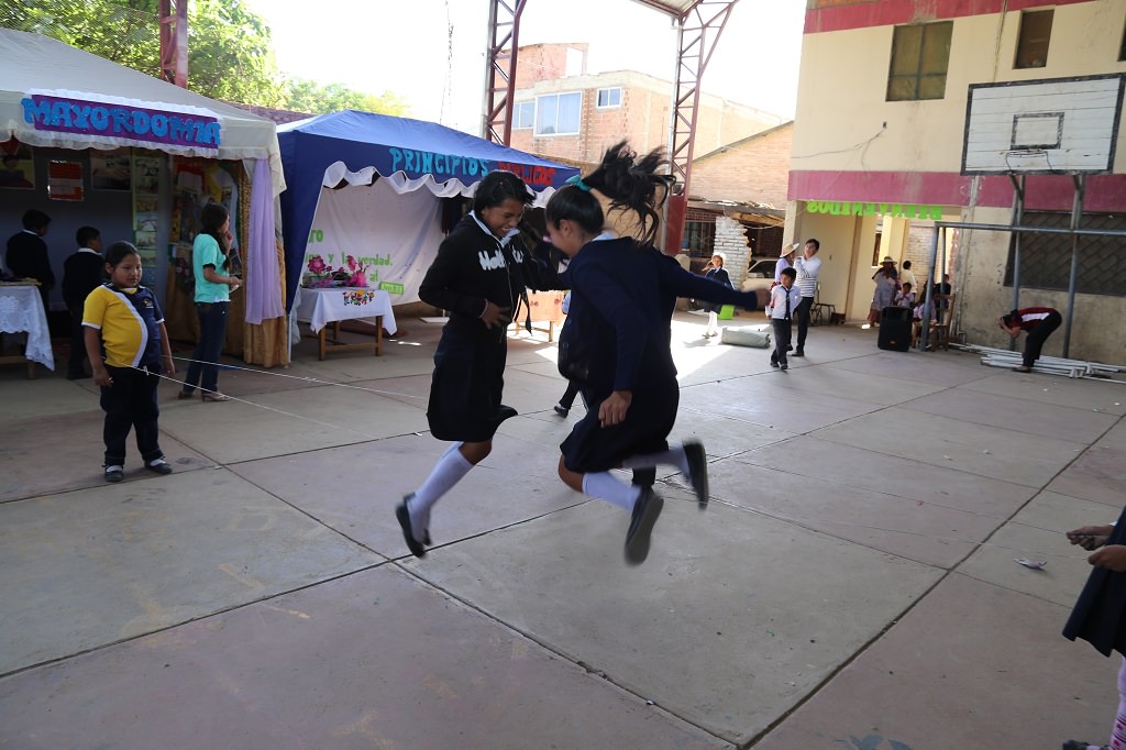 Bolivian girls skipping