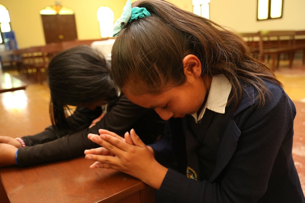 Bolivian girls praying