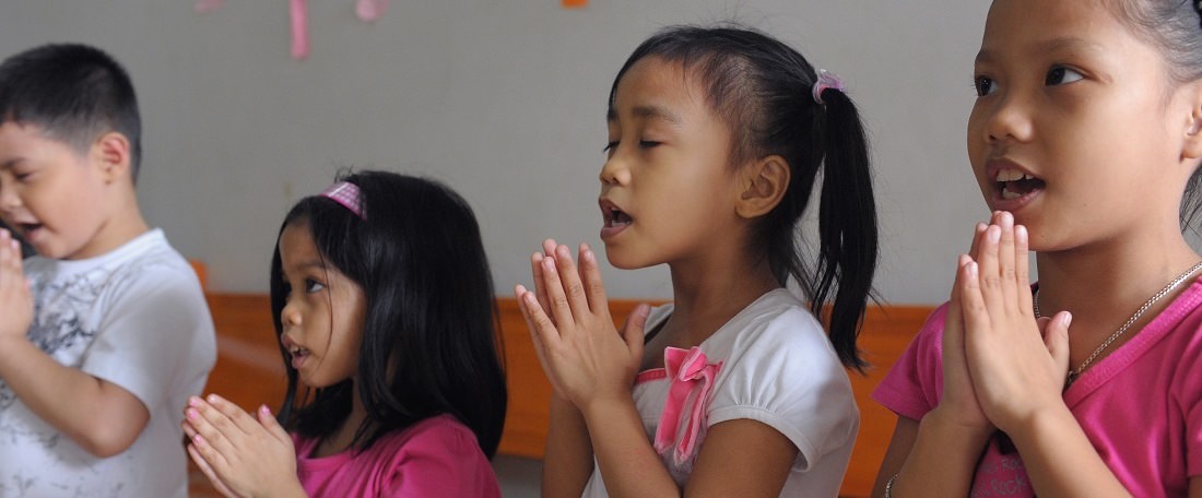 Philippines children praying