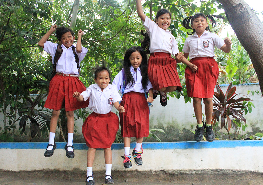 Bintang and her friends jump together for a photo