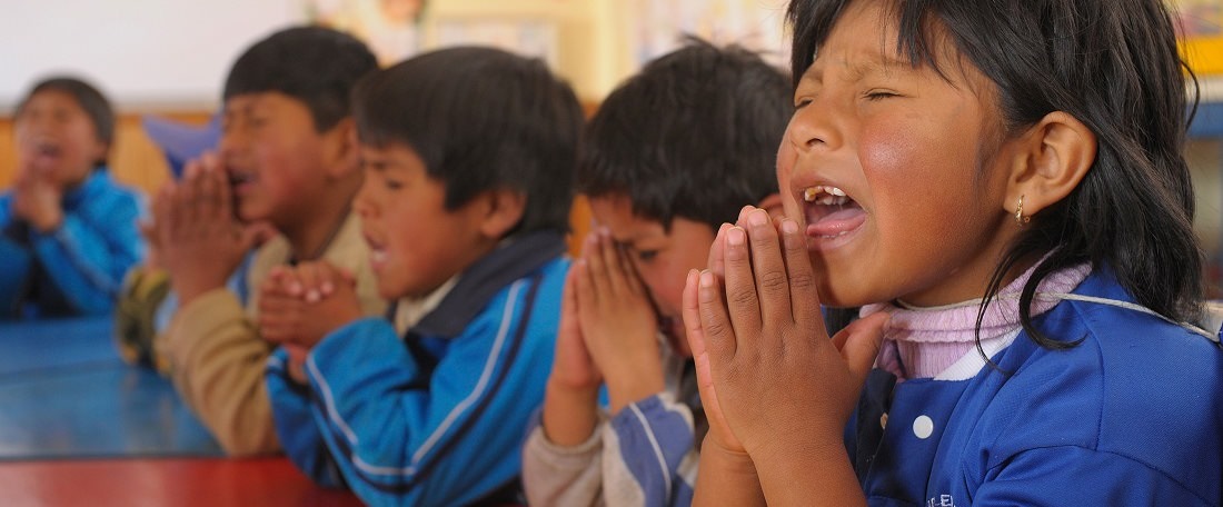 Bolivian children praying