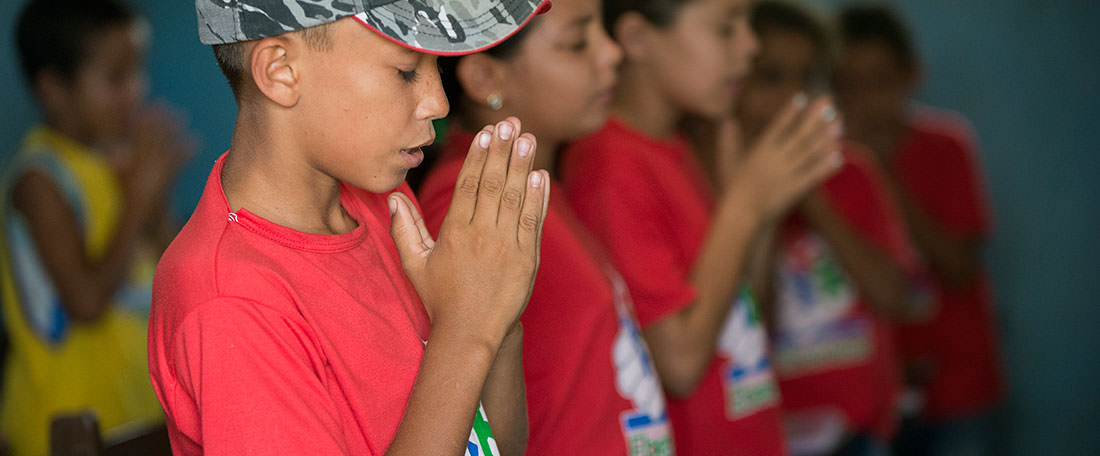 Brazilian children praying