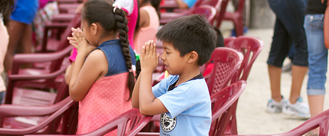 Children praying in Peru
