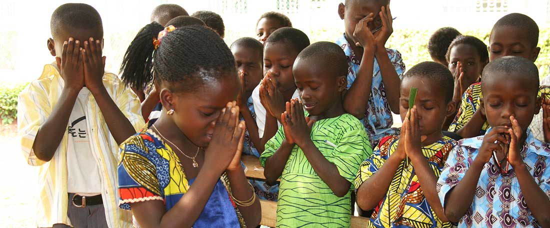 Togo children praying