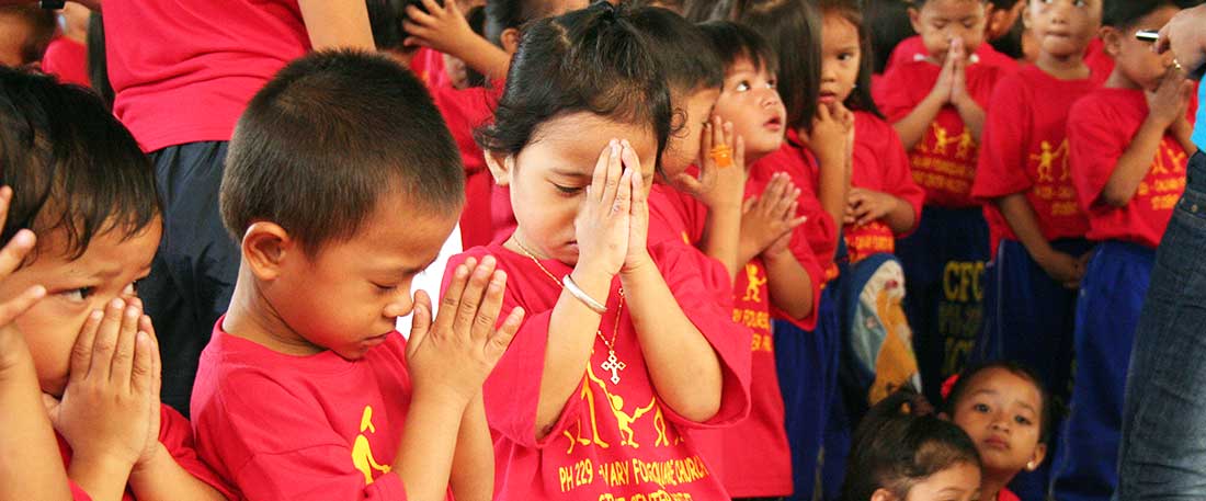 Children praying in the Philippines