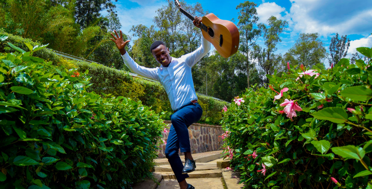 Faida jumps outside with his guitar