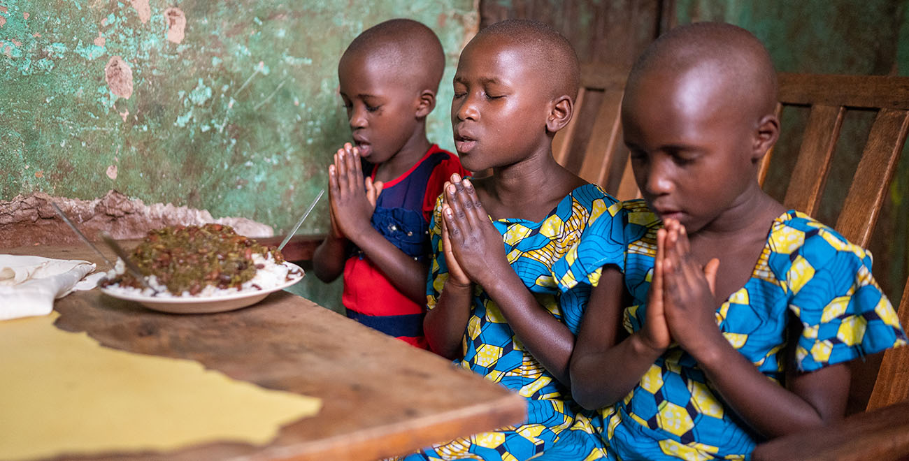 Children pray together.